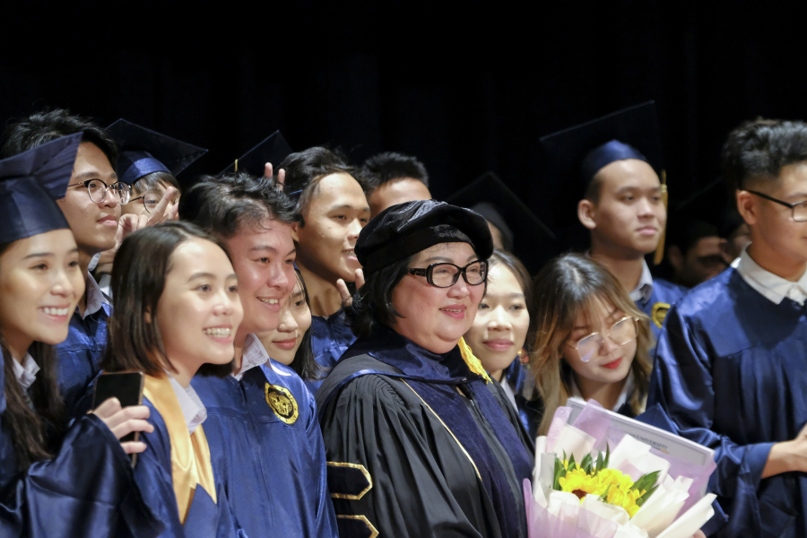 Chủ tịch Hội đồng Giáo dục trường Quốc tế APU, Tiến sĩ Trần Nguyễn Thy Bình tại Lễ tốt nghiệp khóa 2019.