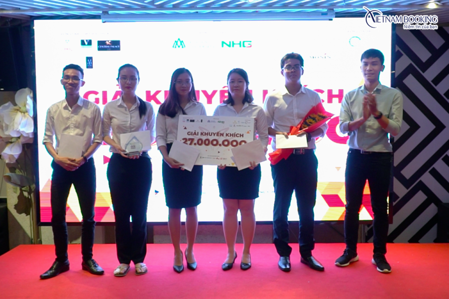 Đại diện công ty CP Vietnam Booking trao giải cho các thí sinh đạt giải I Hotelier 2019