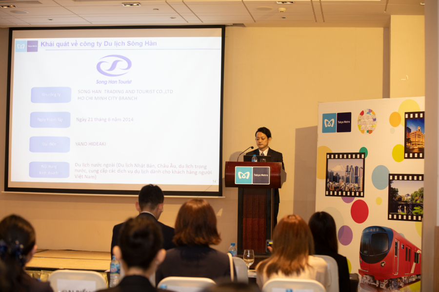 Ông Arai - Đại diện Công ty du lịch Sông Hàn giới thiệu về công ty.