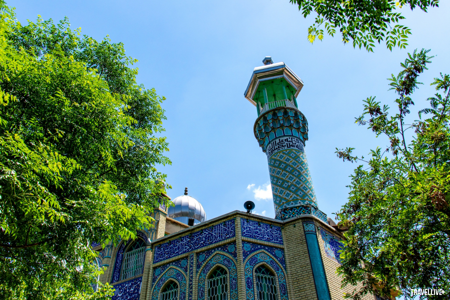 Những nhà thờ Hồi giáo trang nghiêm ở khắp nơi, với các thiết kế mái vòm, tháp trang trí tinh xảo từ bên ngoài tới chi tiết bên trong của kiến trúc Hồi giáo.