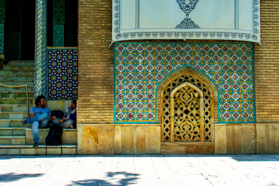 Cung điện Golestan, công trình ấn tượng tinh xảo tới chi tiết của từng viên gạch. Mỗi viên gạch nhỏ đều là một bức tranh có thể là một câu chuyện ngụ ngôn được trang trí thêm các hoa văn phản ánh văn hoá, tôn giáo.