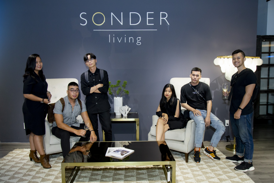 Các khách mời chụp hình cùng các sản phẩm của SONDER living