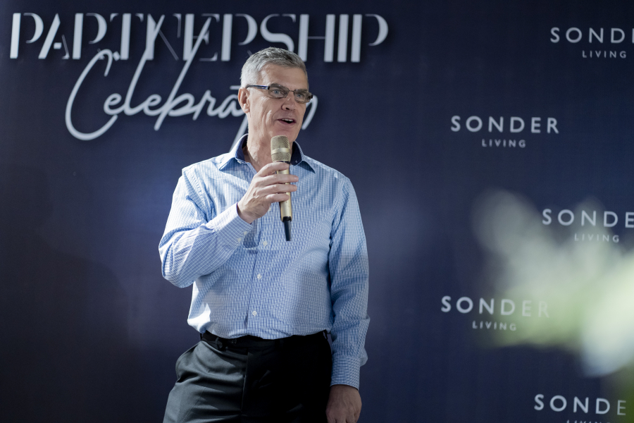 Trong buổi tiệc còn có sự góp mặt của ông Kevin Serigon, đại diện thương hiệu SONDER living, chia sẻ về quá trình sáng lập nên SONDER living cùng nhiều thông tin mới mẻ về các nhà thiết kế