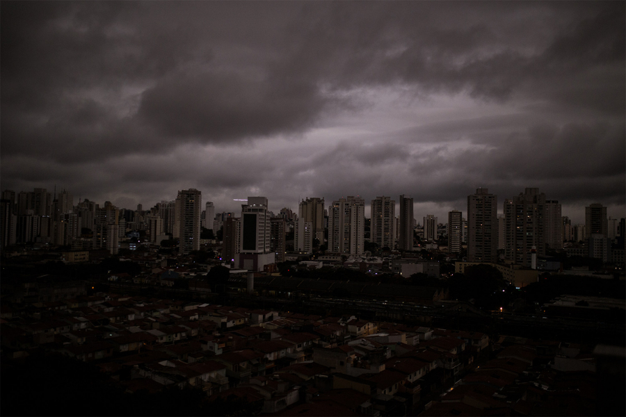Khói từ Amazon biến bầu trời Sao Paolo từ 