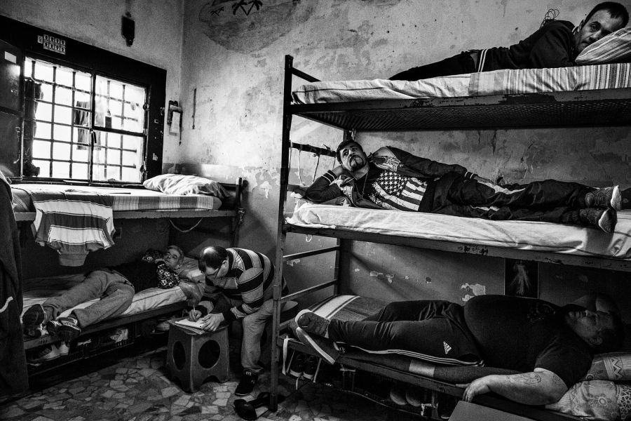 Một phòng giam cho năm người tại nhà tù Poggioreale ở Naples. Nhà tù được bảo trì kém và là một trong những nhà tù lâu đời nhất, đông người nhất trong cả nước Ý với 2.000 tù nhân. (Ảnh: Valerio Bispuri)
