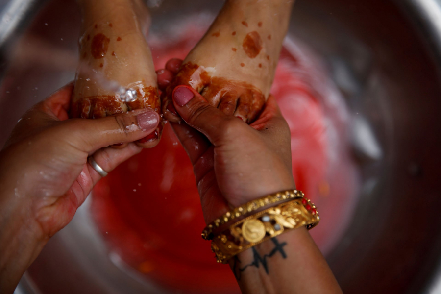 Chân của một cô gái được rửa sạch trước khi hóa trang như nữ thần Kumari