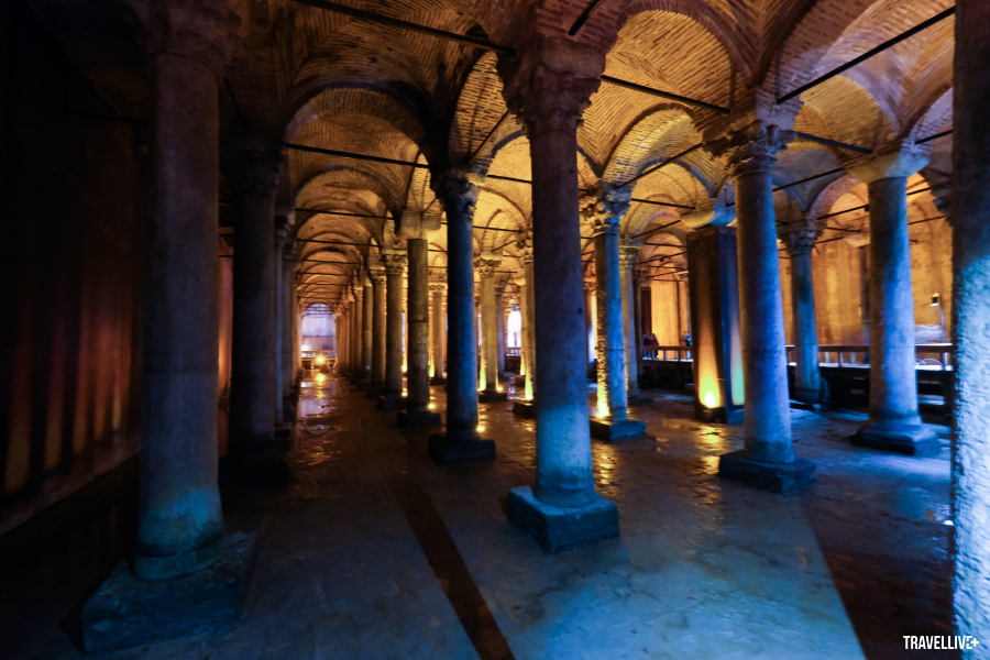 Ngầm bể chứa nước Basilica Cistern - một trong nhiều bối cảnh của bộ phim “Hoả ngục”