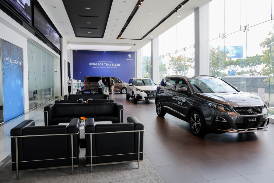Không gian showroom rộng rãi, thoáng đãng cùng cách bài trí hiện đại mang đến sự thoải mái tối đa cho khách hàng đến tham quan và lựa chọn những mẫu xe Peugeot mà mình yêu thích.