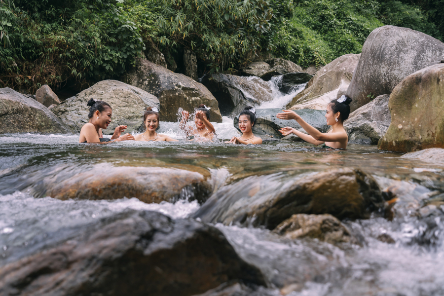 Tắm suối nóng là cách thư giãn của đồng bào Thái sau ngày làm đồng mệt mỏi