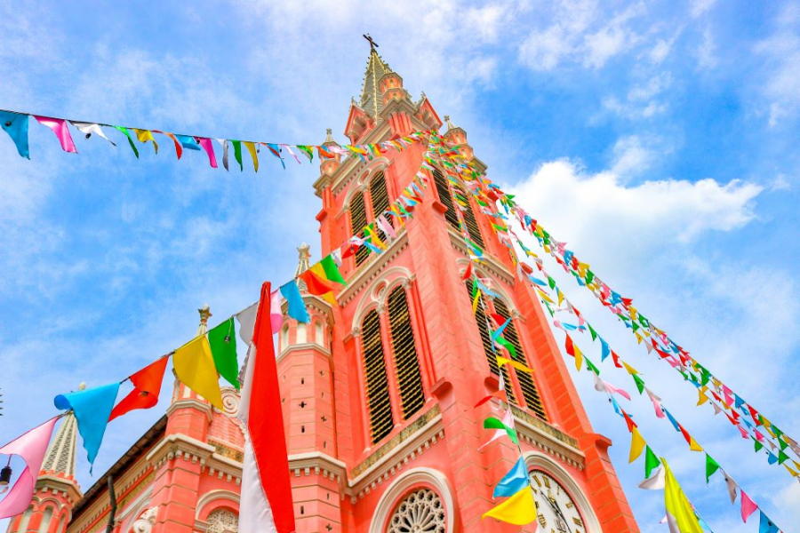 Nhà thờ Tân Định theo phong cách Gothic với màu hồng nổi bật chính là 1 trong những địa điểm nổi tiếng của quận 3. 