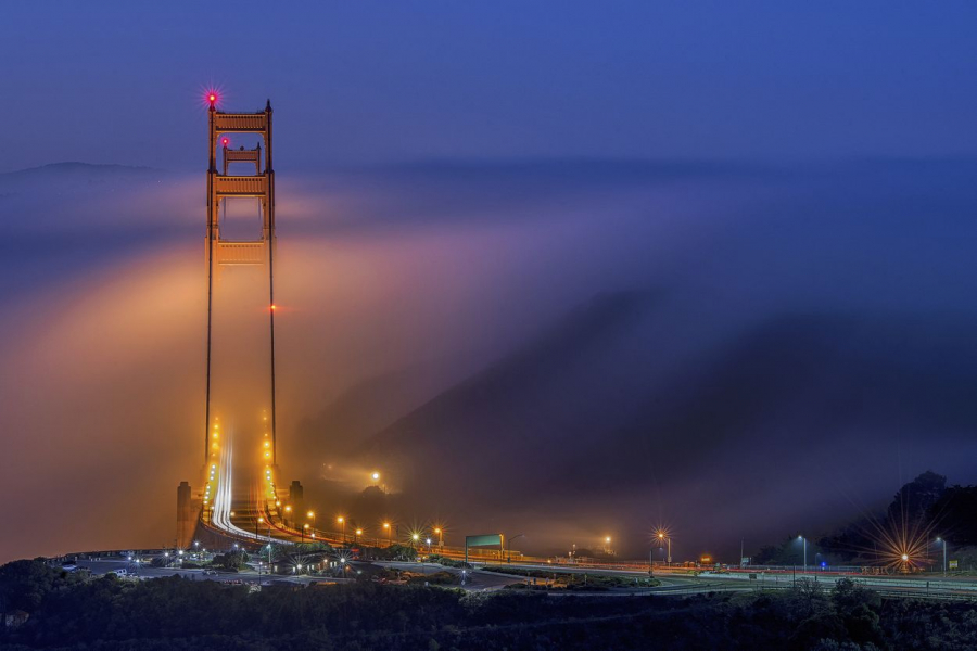 Cầu Vàng (Mỹ) ẩn hiện trong màn sương là tác phẩm chiến thắng hạng mục Thành phố và thiên nhiên. Tác giả là một người Mỹ tên Jay Huang. 