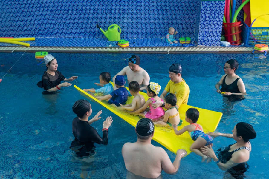 Zhou tham gia lớp học bơi cùng con trai mình. 