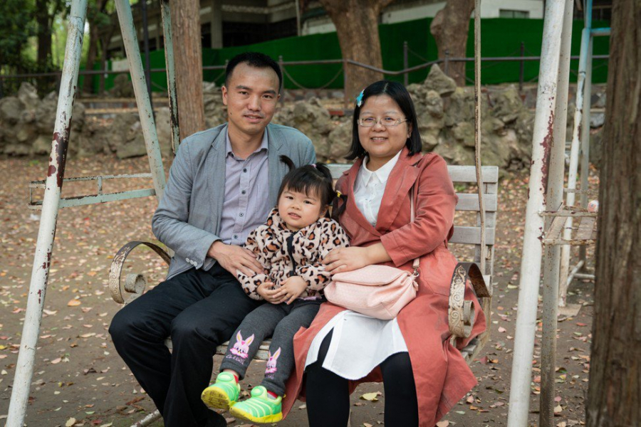 Zeng Yulin (phải), Zhang Dongyuan cùng con gái 3 tuổi của mình trong một công viên ở Vũ Hán.