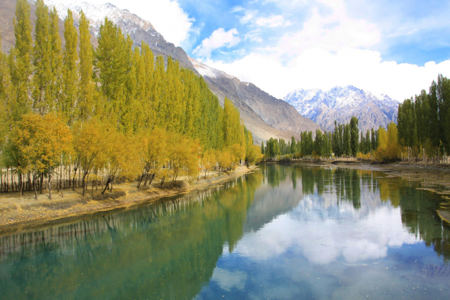 Thung lũng Hunza là một trong những dịa danh đẹp nhất Pakistan với độ cao hơn 2.500 m so với mực nước biển