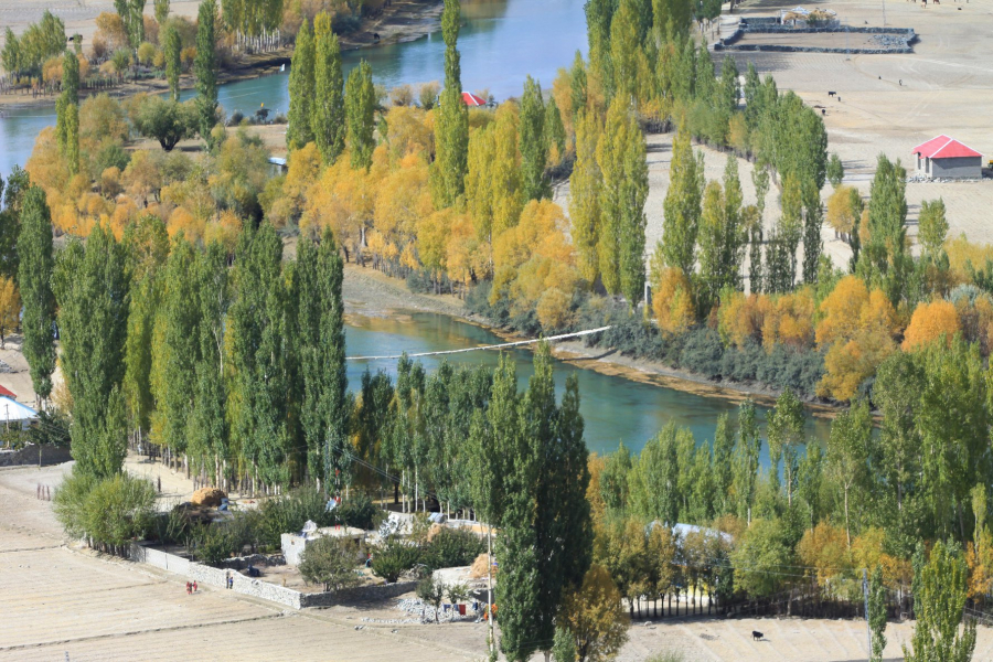 Phandar là ngôi làng nằm ở cuối con đường từ Gilgit vào nên nó gần như biệt lập, cuộc sống trôi rất chậm