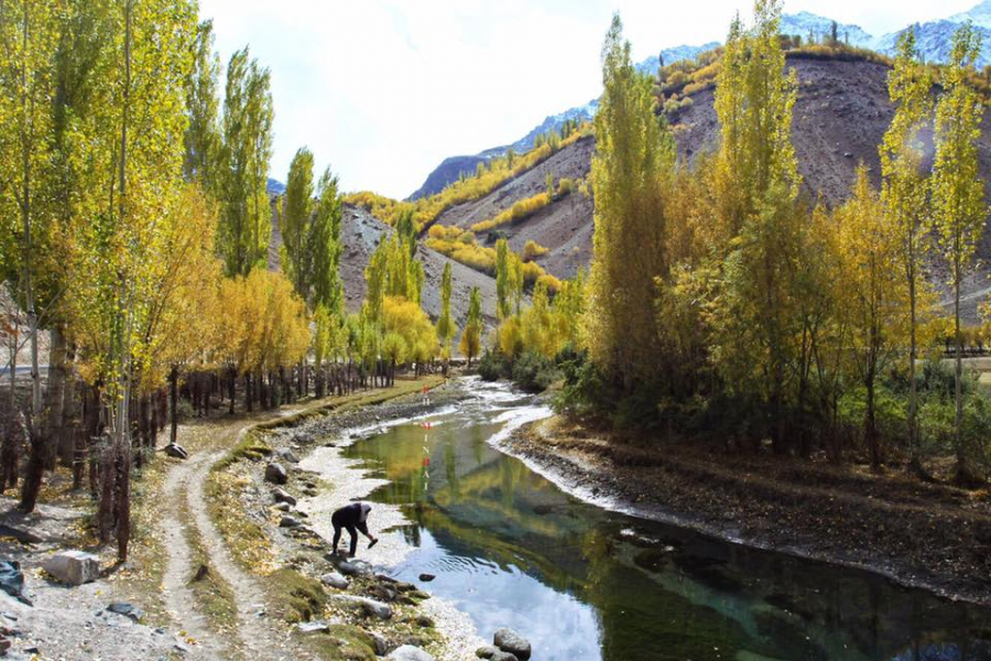 Dòng sông Gilgit bỗng trở nên dịu êm khi đi chảy qua Phandar