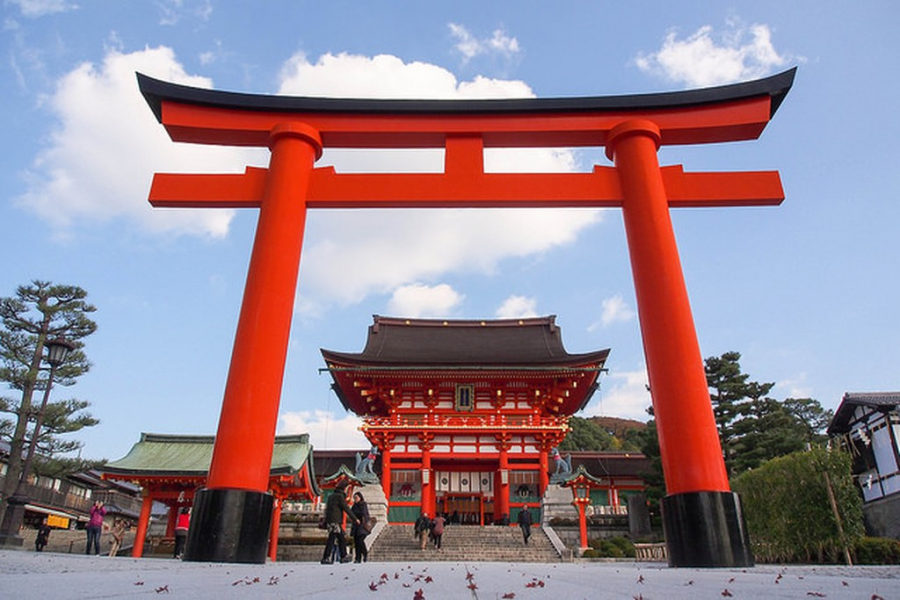 Cổng đền torii khổng lồ đánh dấu lối vào đền, được coi là ranh giới giữa thế giới thông thường và thế giới linh thiêng