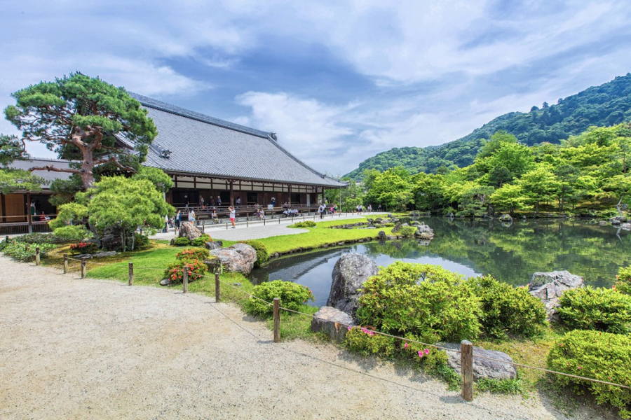 Đền Tenryu ở Arashiyama là nơi có một trong những khu vườn tản bộ truyền thống đẹp nhất Nhật Bản