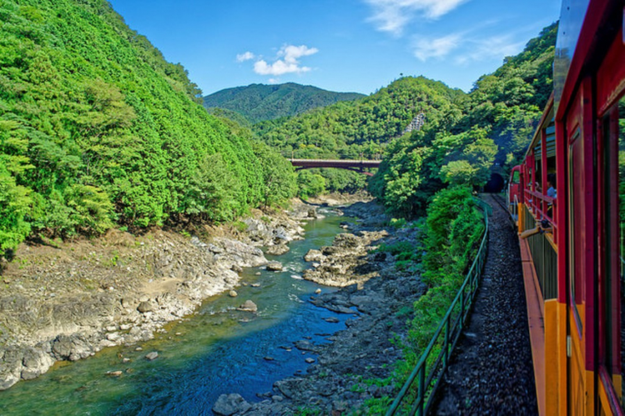 Arashiyama cũng là nơi có tuyến đường sắt ngắm cảnh Sagano vô cùng lãng mạn