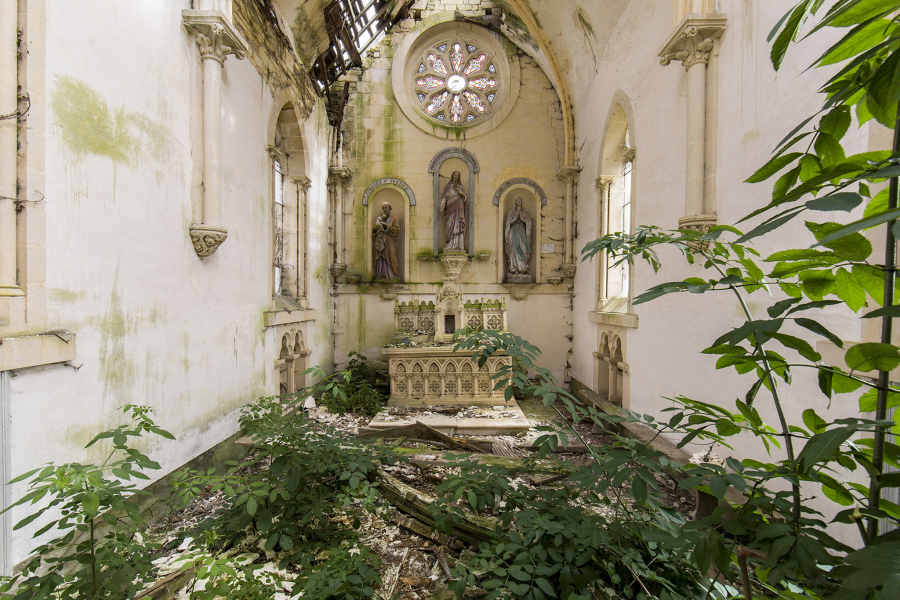 Nhà thờ nhỏ bị bỏ hoang ở Pháp