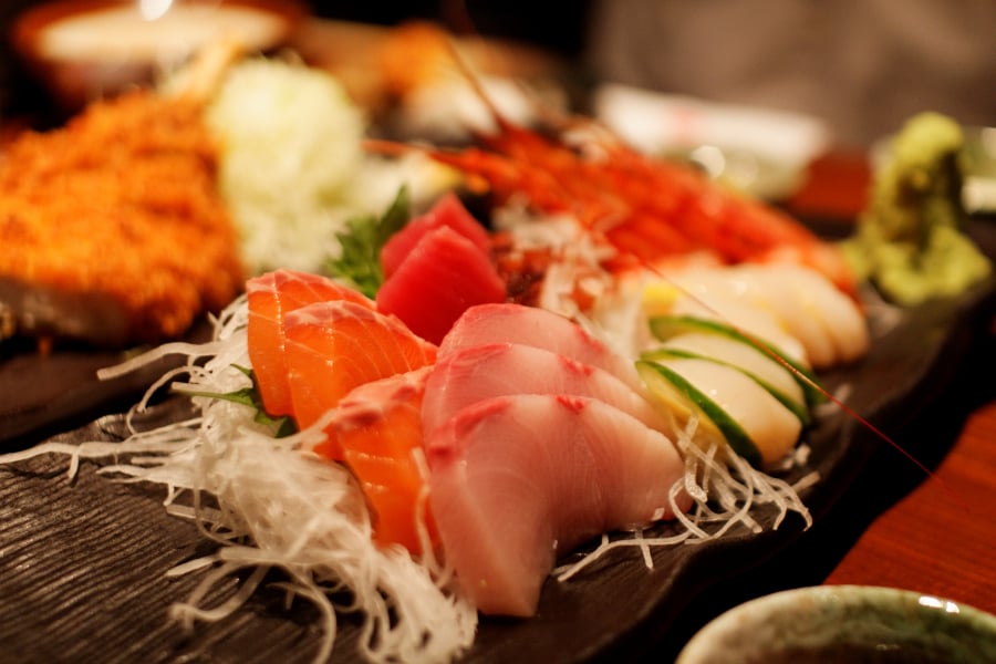 Món sashimi (cá sống) lưu giữ trọn vẹn sự tươi ngon của hương vị thiên nhiên. Đó là những lát cá có chiều rộng khoảng 2.5 cm, chiều dài 4 cm và dày chừng 0.5 cm, ăn cùng mù tạt, gừng, củ cải trắng, tảo biển cuộn tròn trong lá tía tô chấm trong nước tương ngọt Nhật Bản và tương ớt.