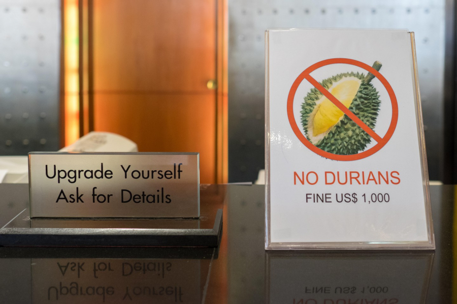 Bảng thông báo cấm mang sầu riêng và hình phạt nếu vi phạm được đặt trong khách sạn