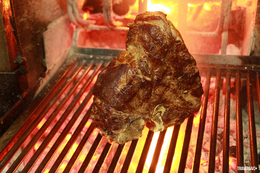 Thịt bò nướng kiểu truyền thống trên củi với màu sắc bắt mắt từ bên ngoài.