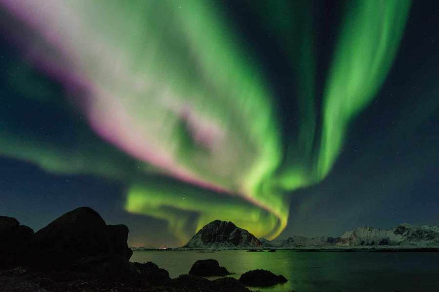 Bắc cực quang là một hiện tượng thiên nhiên kỳ thú, được ví như một vũ điệu ánh sáng trên bầu trời