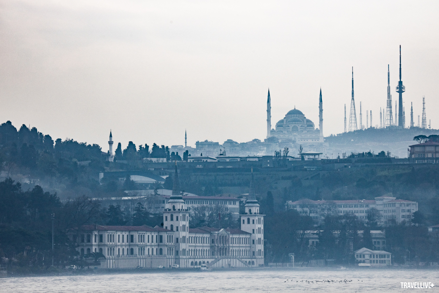 Thủ đô Istanbul (Thổ Nhĩ Kỳ) nổi tiếng với những Thánh đường lộng lẫy, cây cầu Bosphorus bên bờ eo biển...