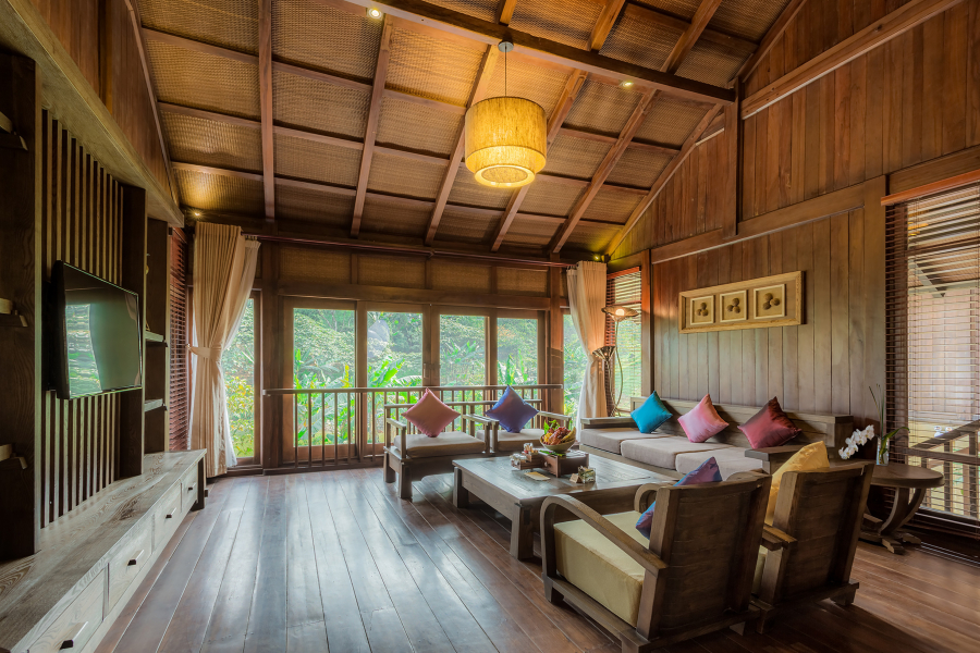 Resort kết hợp giữa phong cách thuộc địa Pháp và kiến trúc Việt cổ, hòa hợp với không gian thiên nhiên