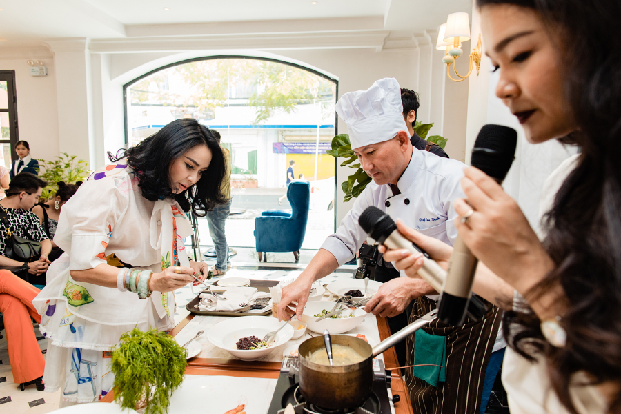 Diva Thanh Lam hào hứng nếm thử món tại bàn