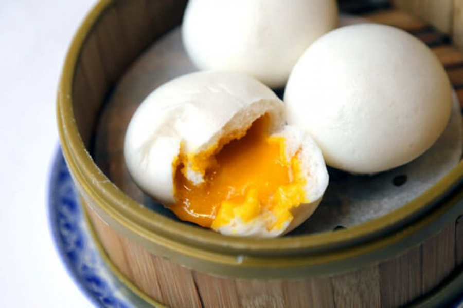 Bánh bao kim sa (nãi hoàng bao) là bánh bao hấp với nhân sữa trứng.