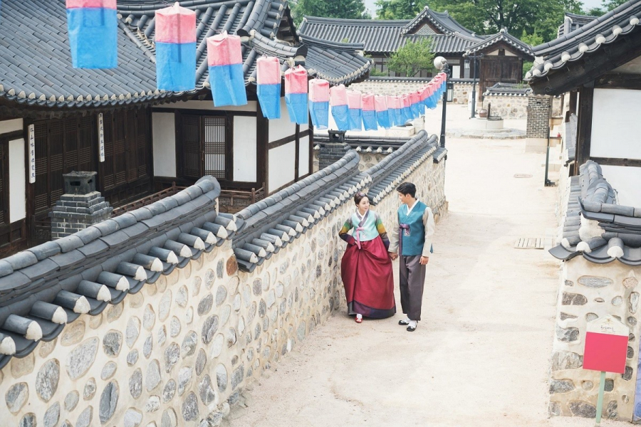 Làng cổ Hanok Namsangol nằm ở phía nam núi Namsan là nơi tập trung những ngôi nhà cổ truyền thống đẹp nhất Hàn Quốc