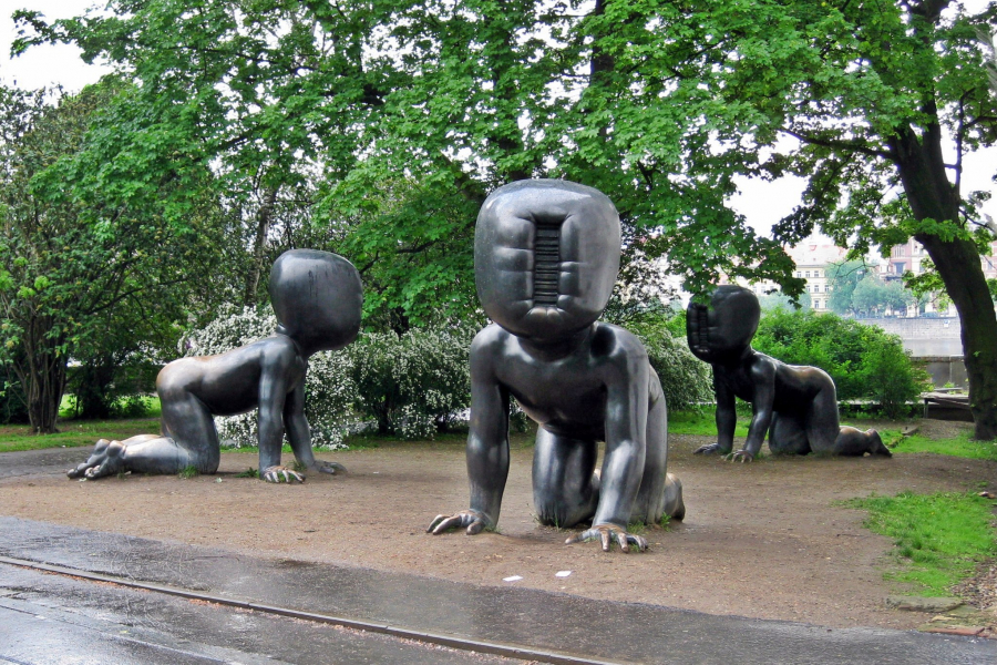 Những em bé khổng lồ của David Černý ở gần Bảo tàng Kampa