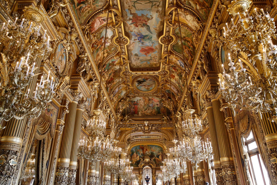 Trên trần của Palais Garnier's Grand Foyer là những bức tranh rực rỡ được mạ vàng
