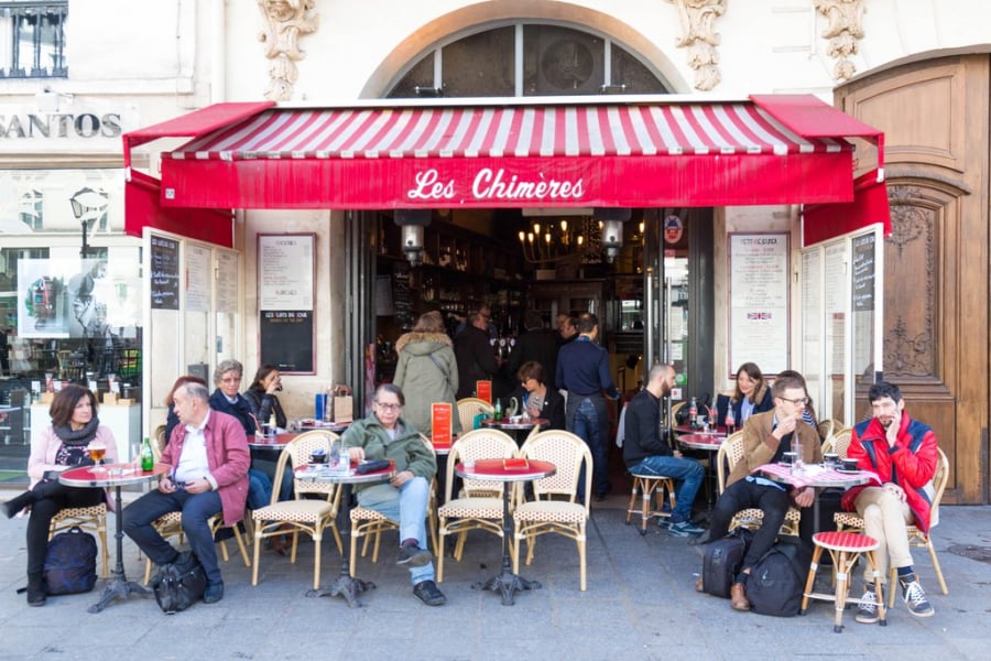 Quán cà phê Les Chimères nằm trong một góc Quảng trường Saint-Paul nhộn nhịp