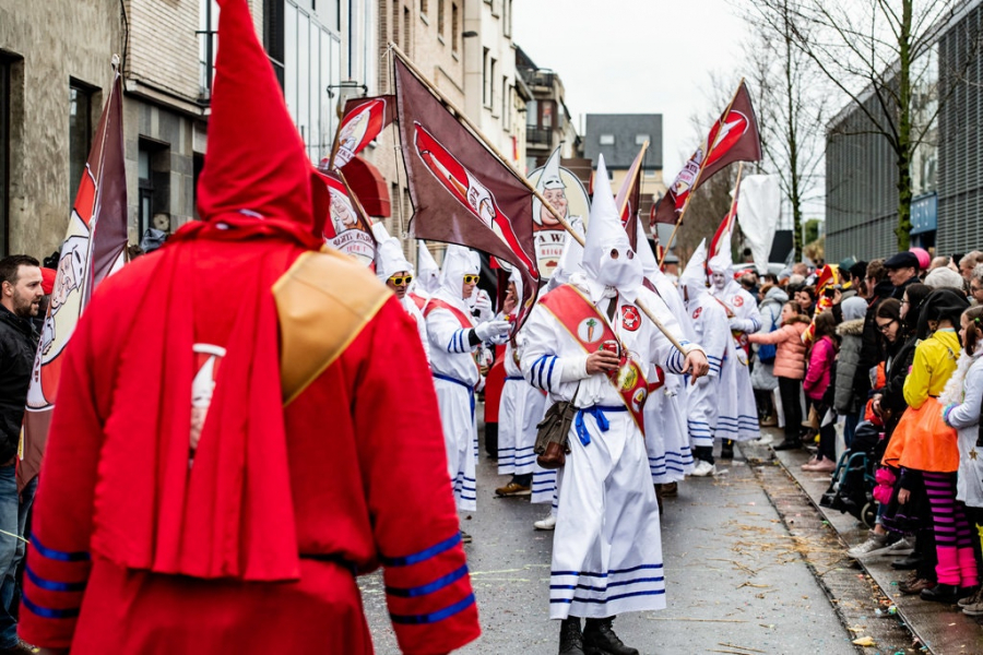 Trang phục của hội kín Ku Klux Klan xuất hiện tại lễ hội Aalst năm nay