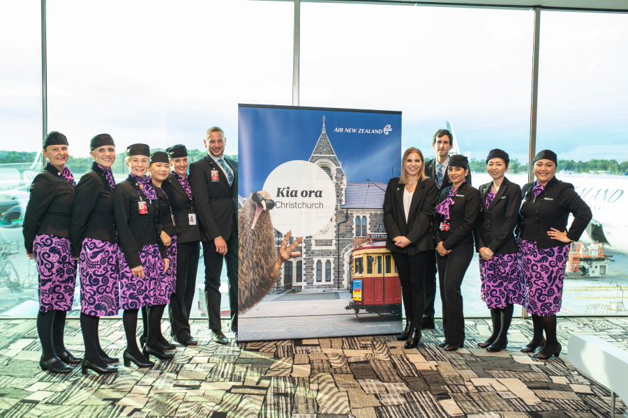 Bà Jenni Martin và phi hành đoàn đón tiếp hành khách lên chuyến bay đến Christchurch tại sân bay Changi.