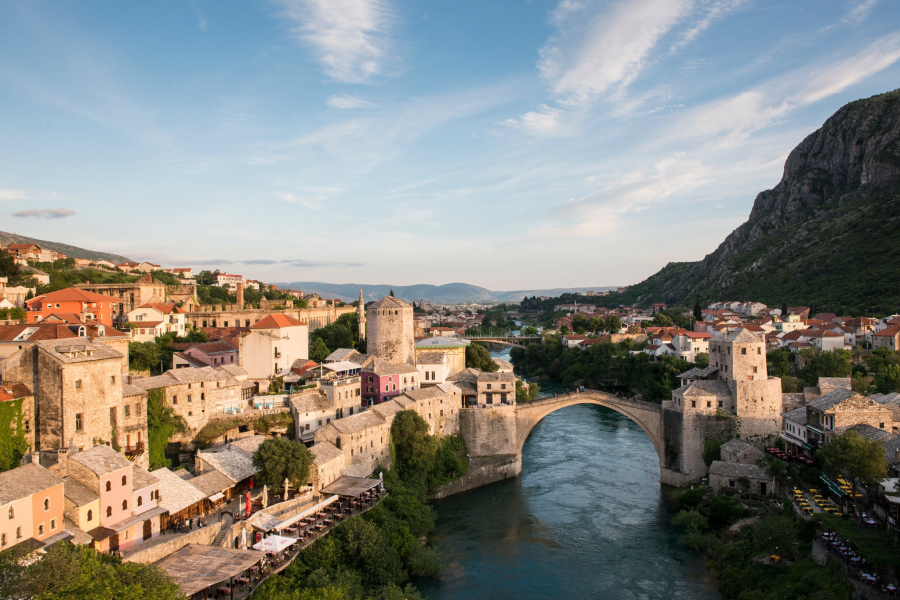 Cây cầu Stari Most, phía trên sông Neretva ở Mostar, Bosnia và Herzegovina. Ảnh: Hành trình đến Bosnia và Herzegovina, nơi 