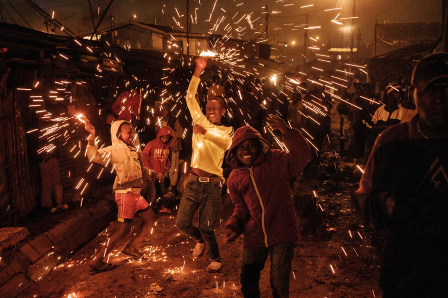 Trẻ em ở Nairobi, Kenya đón năm mới với những nụ cười hạnh phúc trên môi.