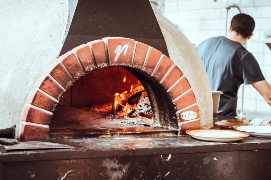 Một chiếc pizza authentic chuẩn vị Napoli - Ý cần được nướng trong một chiếc lò gỗ hình vòm