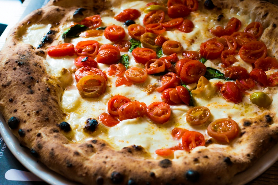 Để làm ra một chiếc pizza Napoli - Ý thứ thiệt đòi hỏi rất nhiều kĩ thuật