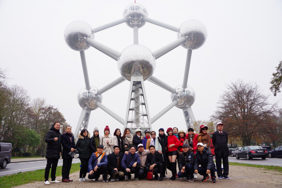 Tour Vietfoot Travel tại Atomium - một địa danh nổi tiếng của Brussel