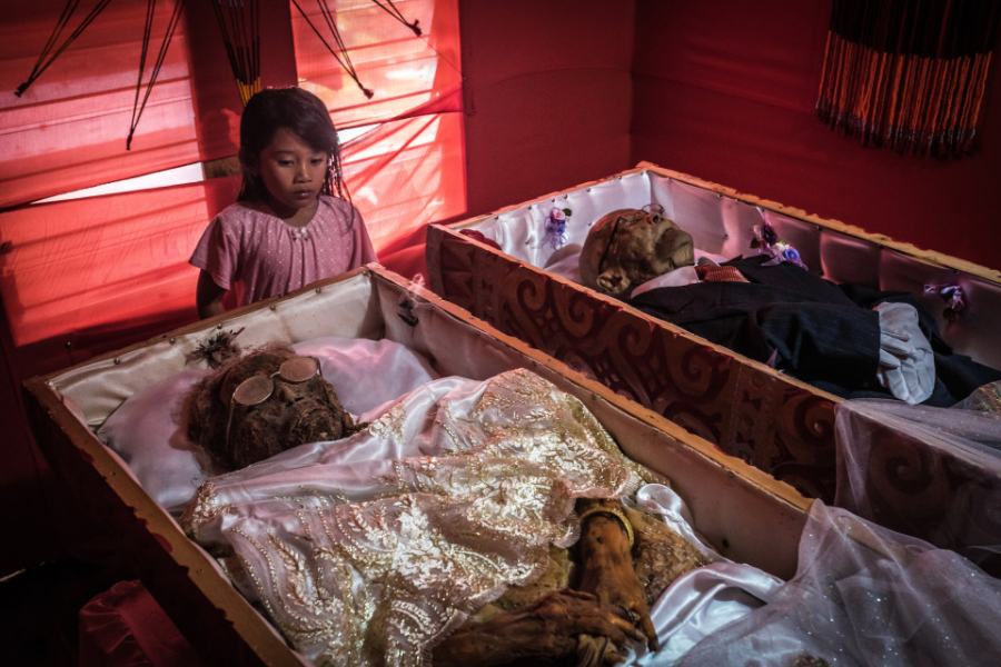 Thi thể của những người thân đã mất sẽ được người Toraja cất giữ tại nhà hoặc ở những nơi đặc biệt của tổ tiên cho đến khi đám tang được thực hiện 