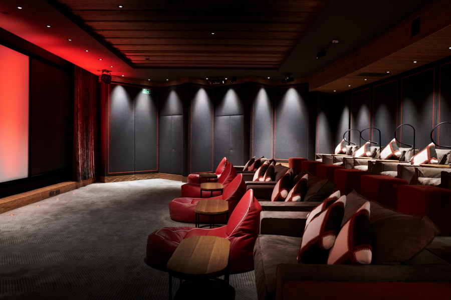 Ngoài những dịch vụ như sauna, massage, Alpina Gstaad còn được trang bị cả phòng chiếu phim.