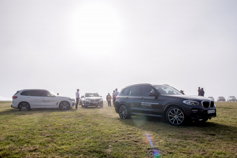 Các golfer tham dự cùng nhau cầm lái BMW thưởng ngoạn Nam Phi