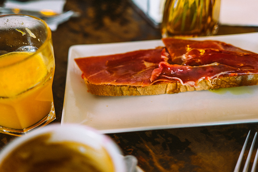 Bữa sáng kiểu Seville với bánh mì nướng phết dầu olive, cà chua nghiền và Jamon Iberico