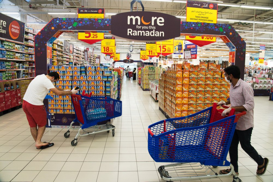 Người dân đi mua sắm để chuẩn bị cho tháng lễ Ramadan tại siêu thị Carrefour ở Dubai, UAE ngày 19/4