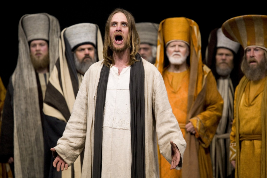 Frederik Mayet đóng vai Jesus Christ trong Cuộc Thương Khó năm 2010