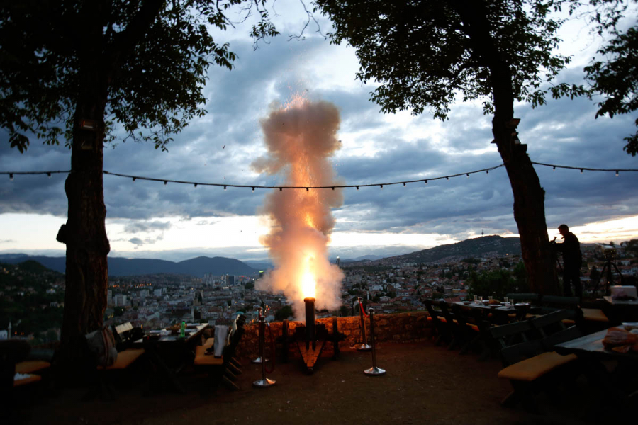 Sarajevo, Bosnia bắn đại bác báo hiệu kết thúc thời điểm nhịn ăn trong ngày